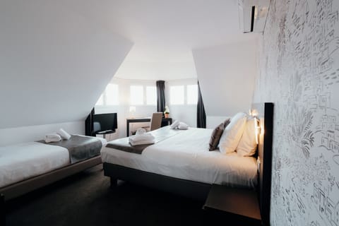 Superior Triple Room | In-room safe, desk, free cribs/infant beds, free WiFi