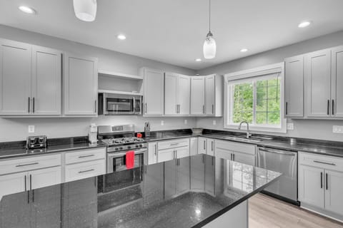 House, 4 Bedrooms | Private kitchen | Fridge, oven, coffee/tea maker, toaster