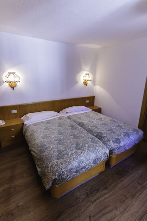 Desk, blackout drapes, soundproofing, free WiFi