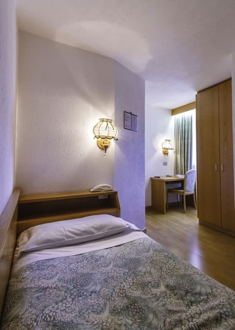 Single Room | Desk, blackout drapes, soundproofing, free WiFi