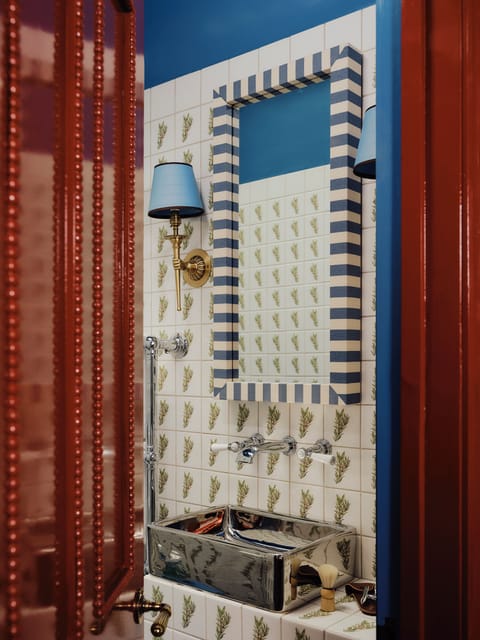 Luxury Suite | Bathroom | Shower, free toiletries, hair dryer, soap