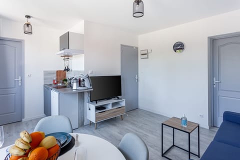 Family Apartment, 1 Double Bed with Sofa bed, Kitchenette, City View | Living area | TV