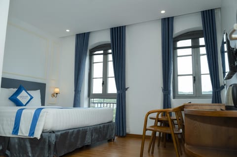 Deluxe Double Room, Hill View | Desk, soundproofing, free WiFi