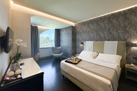 Deluxe Suite, Hot Tub, Sea View | In-room safe, free WiFi, bed sheets