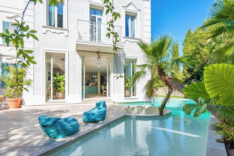 10 outdoor pools