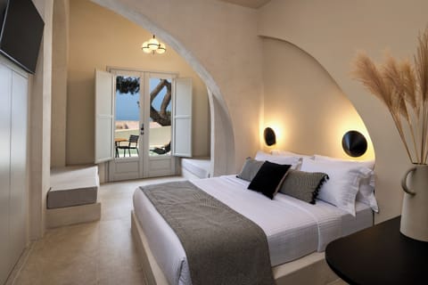 Cave Junior Suite, Outdoor Tub | In-room safe, soundproofing, free WiFi