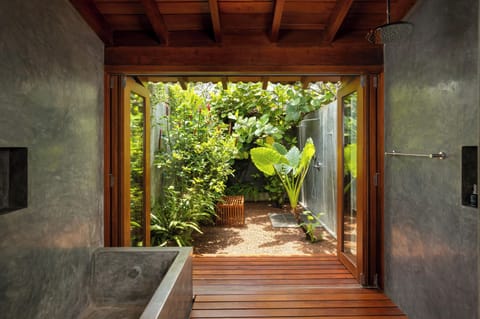 Deluxe suite twin ( Tharindu) 01 | Bathroom | Separate tub and shower, hair dryer, bathrobes, slippers