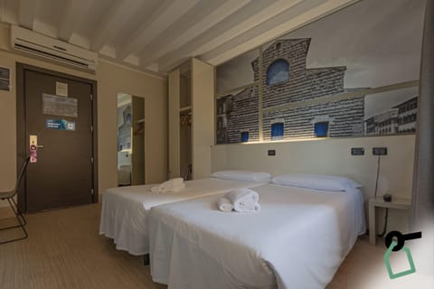 Double Room | In-room safe, free cribs/infant beds, free WiFi, bed sheets