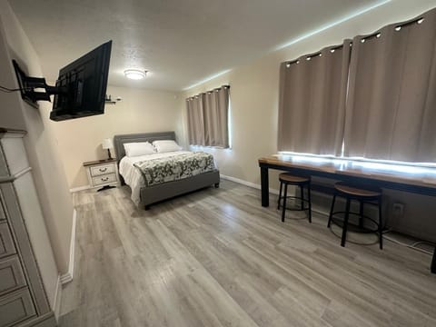 Basic Studio | Desk, laptop workspace, iron/ironing board, free WiFi