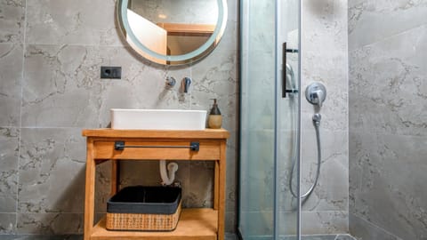 Deluxe Double Room | Bathroom | Shower, hair dryer, slippers, towels