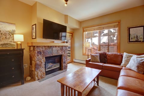 Condo, 1 Bedroom | Living area