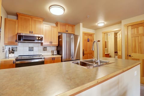 Condo, 1 Bedroom | Private kitchen | Fridge, oven, stovetop, coffee/tea maker