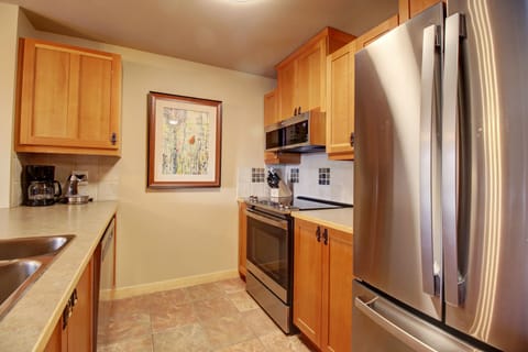 Condo, 1 Bedroom | Private kitchen | Fridge, oven, stovetop, coffee/tea maker