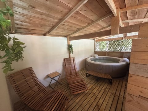 Outdoor spa tub