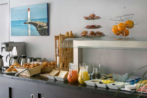 Daily buffet breakfast for a fee
