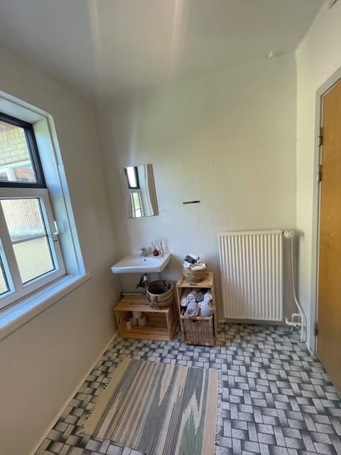 Classic Triple Room, 3 Twin Beds, Housekeeping, City View | Bathroom