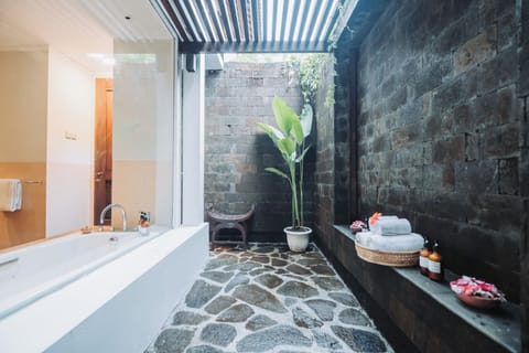 Heritage Garden view | Bathroom | Separate tub and shower, slippers, soap, shampoo