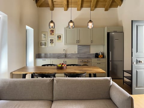 House, 2 Bedrooms | Private kitchen | Fridge, microwave, oven, stovetop