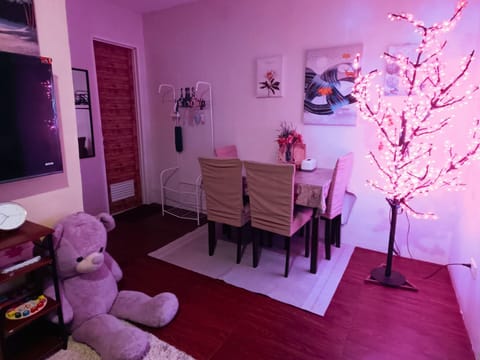 House, 1 Bedroom, Accessible, Smoking | Living room | Books