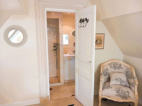 Classic Double Room, Pool View | Bathroom