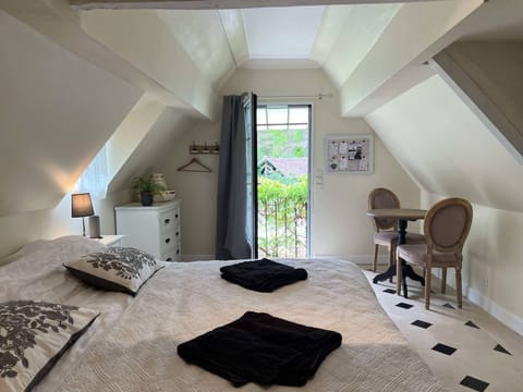 Blackout drapes, free WiFi