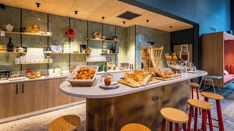 Daily buffet breakfast for a fee