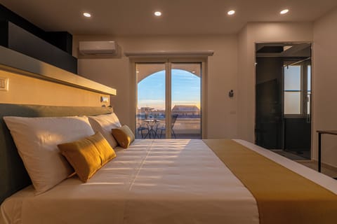 Deluxe Suite, Sea View | Minibar, desk, laptop workspace, blackout drapes