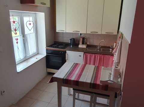 Studio (Studio Apartment) | Private kitchen | Fridge