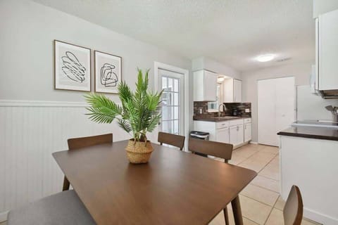 House, Multiple Beds, Kitchen, Garden View (37329 Magnolia Ave) | 3 bedrooms, individually decorated, individually furnished, bed sheets