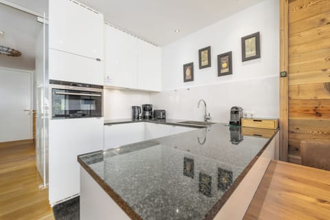 Deluxe Apartment, 2 Bedrooms (BV2.2 / Excl. 163 EUR cleaning fee) | Private kitchen | Fridge, microwave, stovetop, dishwasher