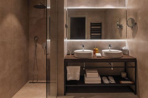 Deluxe Double or Twin Room, Balcony, Sea View | Bathroom | Bathtub, free toiletries, hair dryer, bathrobes