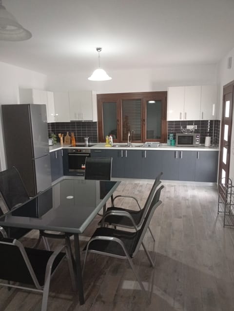 Deluxe Villa, Balcony, Courtyard View | Private kitchen