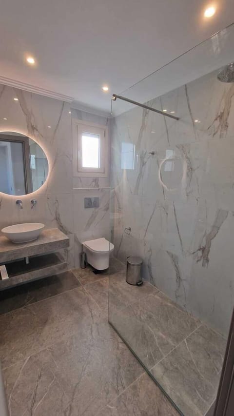 Superior Suite, Balcony, Sea View | Bathroom | Shower, hair dryer, slippers, towels