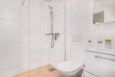 Elegant Studio 35m2 | Bathroom | Hair dryer, heated floors, towels, soap
