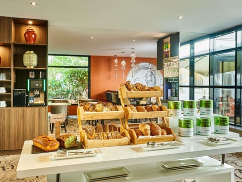 Daily buffet breakfast (EUR 19.00 per person)