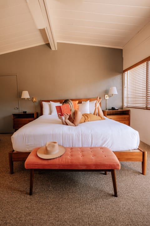 Standard Room, 1 King Bed | Premium bedding, individually decorated, iron/ironing board, free WiFi