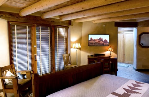 4 - Arts & Crafts | Living area | 40-inch TV with cable channels, Netflix, Hulu