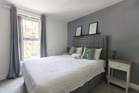 Comfort Apartment | Individually decorated, individually furnished, laptop workspace