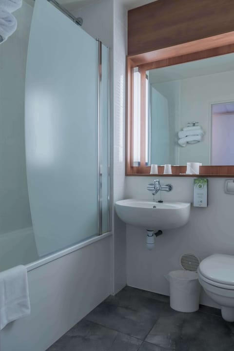 Standard Room, 1 Double Bed | Bathroom | Eco-friendly toiletries, hair dryer, towels