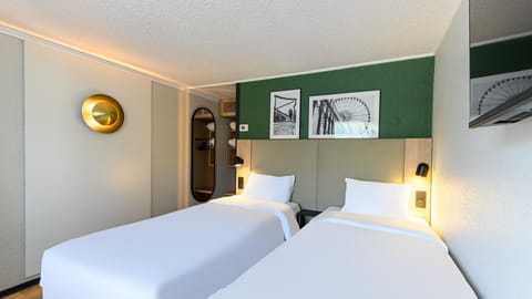 Standard Room, 2 Twin Beds | Premium bedding, blackout drapes, iron/ironing board