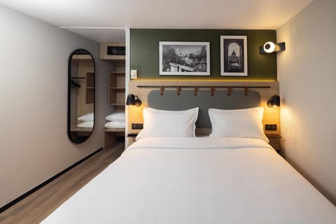 Standard Room, 1 Queen Bed | Premium bedding, desk, blackout drapes, iron/ironing board