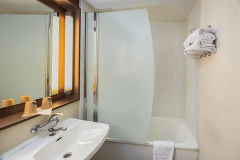 Combined shower/tub, hair dryer, towels