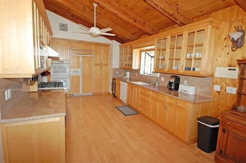 House, 4 Bedrooms | Private kitchen