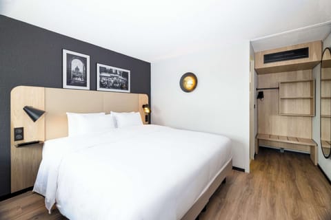 Superior Room, 1 King Bed | Premium bedding, desk, laptop workspace, blackout drapes