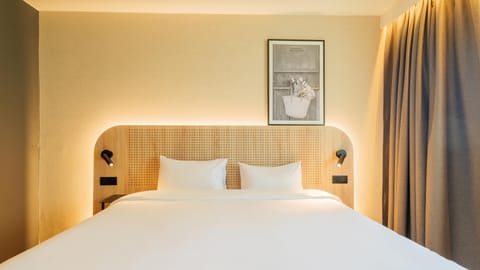 Standard Room, 1 Queen Bed | Premium bedding, in-room safe, desk, blackout drapes