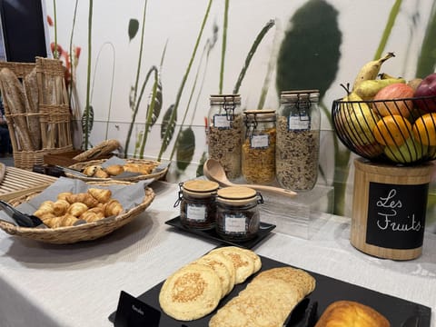 Daily to-go breakfast (EUR 13.90 per person)