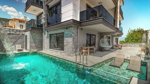 Pool waterfall
