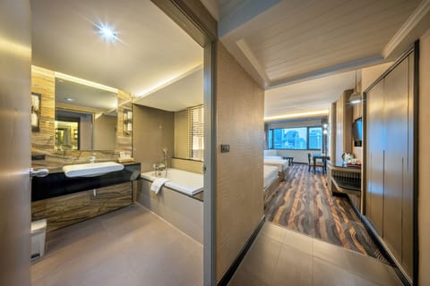 Triple Grand Deluxe | Minibar, in-room safe, desk, blackout drapes