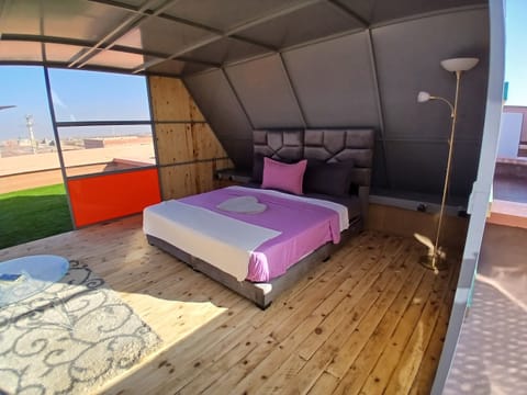 Comfort Cabin | Blackout drapes, soundproofing, iron/ironing board, free WiFi