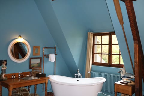 PROMENEUR room | Bathroom | Separate tub and shower, hair dryer, slippers, towels